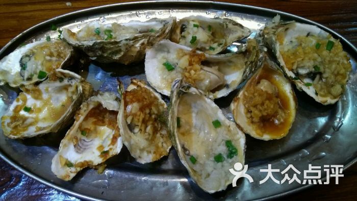 ‘beat365亚洲体育官方网站’宝华洲社区:开展除草活动 改善卫生环境(图1) beat·365